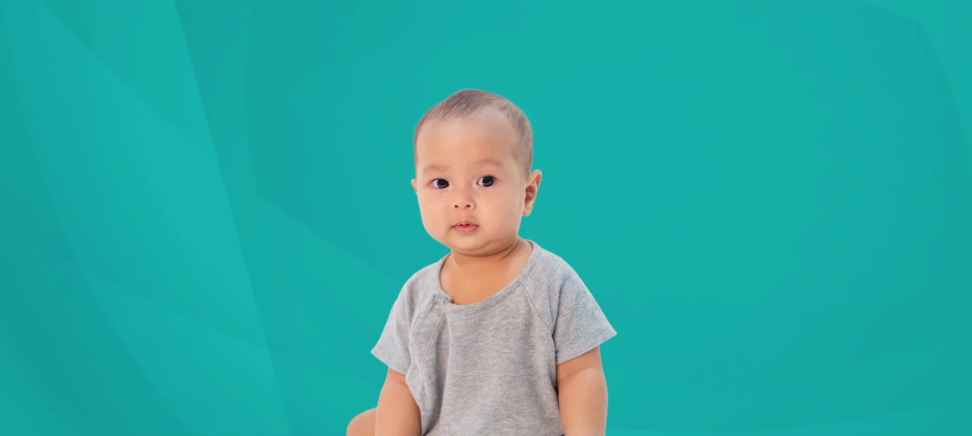 Bayi sehat sedang tersenyum dengan ibu dalam program ASI eksklusif dan imunisasi Kemenkes RI